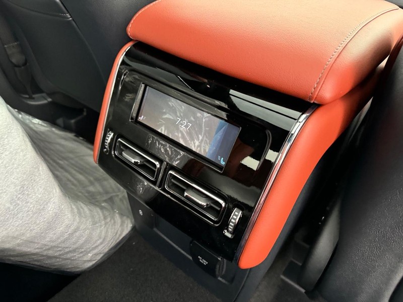 Lincoln Aviator Vehicle Full-screen Gallery Image 15