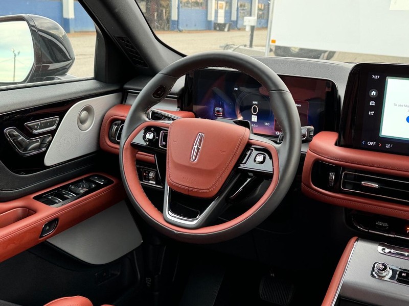 Lincoln Aviator Vehicle Full-screen Gallery Image 17
