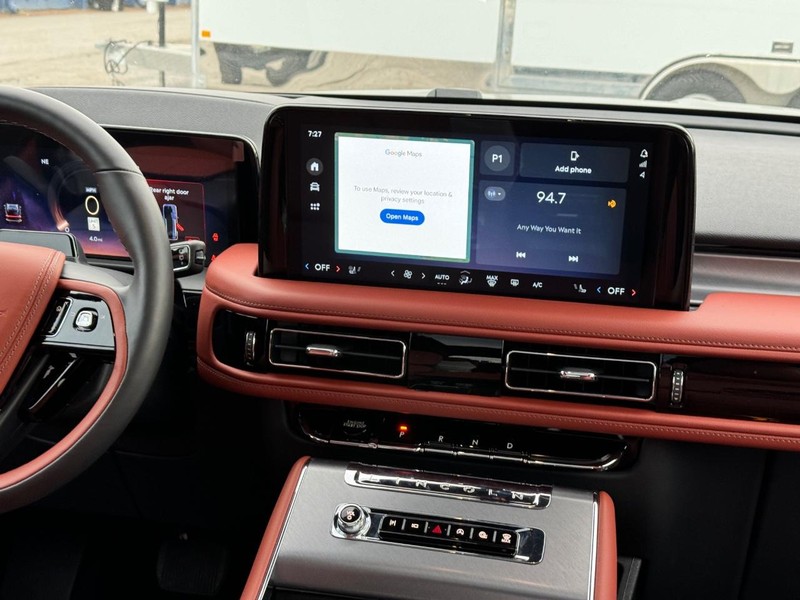 Lincoln Aviator Vehicle Full-screen Gallery Image 18