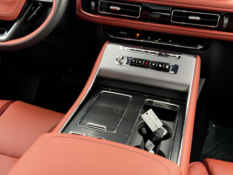 Lincoln Aviator Vehicle Full-screen Gallery Image 19