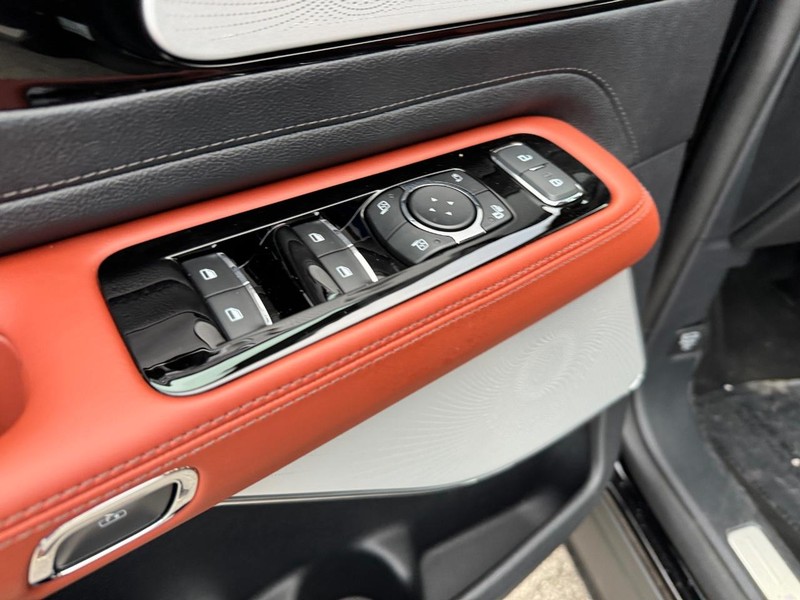 Lincoln Aviator Vehicle Full-screen Gallery Image 21