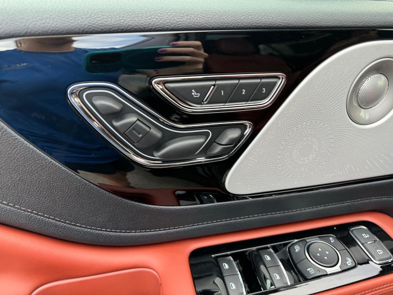 Lincoln Aviator Vehicle Full-screen Gallery Image 22