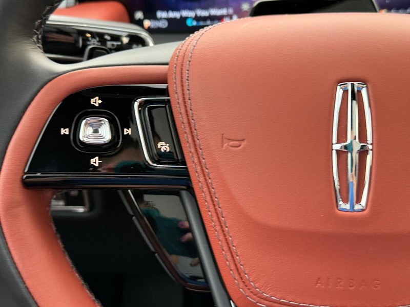 Lincoln Aviator Vehicle Full-screen Gallery Image 24