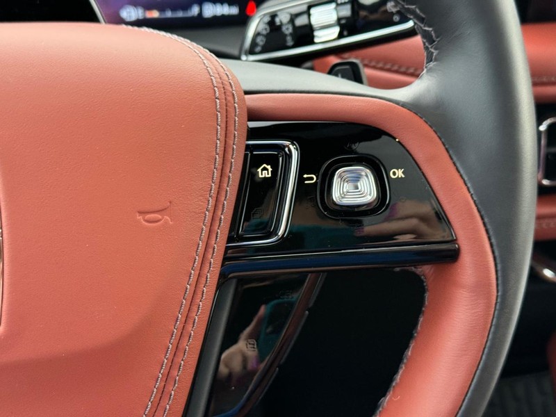 Lincoln Aviator Vehicle Full-screen Gallery Image 25