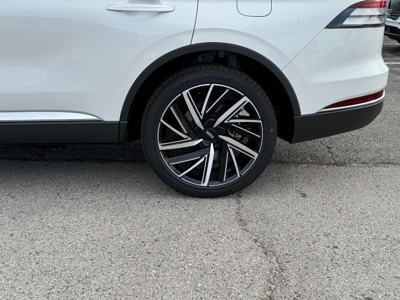 Lincoln Aviator Vehicle Full-screen Gallery Image 10