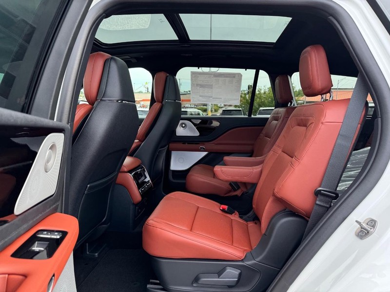 Lincoln Aviator Vehicle Full-screen Gallery Image 11
