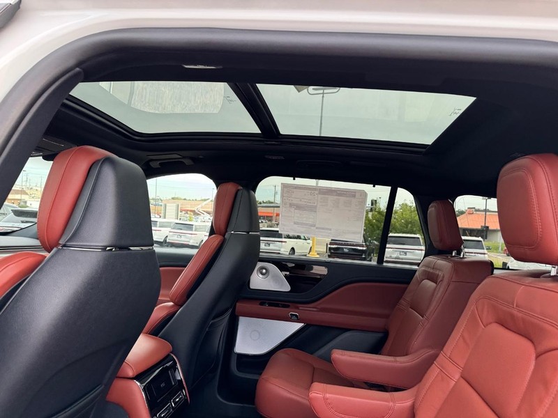 Lincoln Aviator Vehicle Full-screen Gallery Image 12
