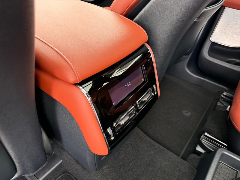 Lincoln Aviator Vehicle Full-screen Gallery Image 13