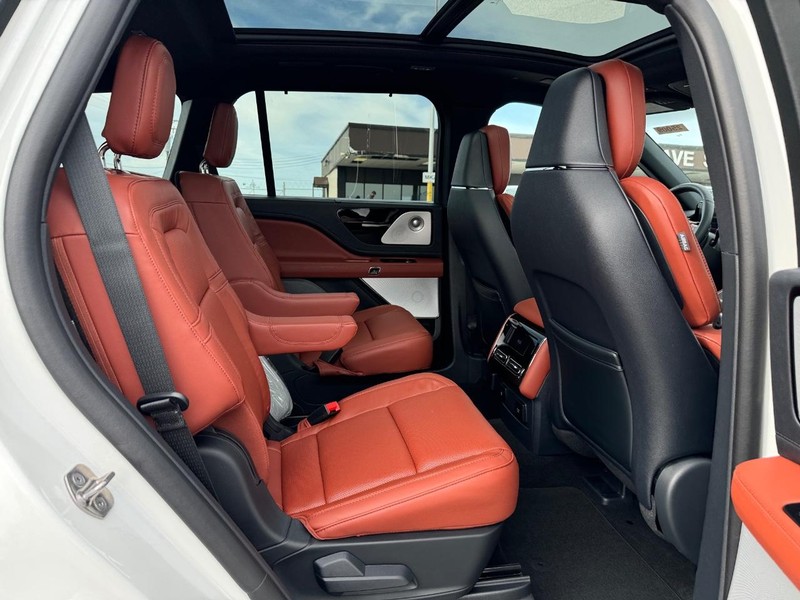 Lincoln Aviator Vehicle Full-screen Gallery Image 15