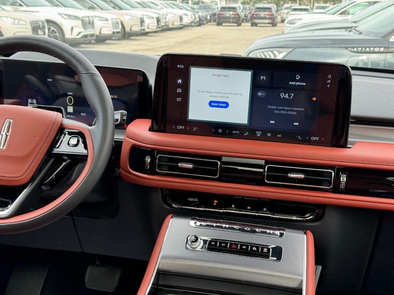 Lincoln Aviator Vehicle Full-screen Gallery Image 18