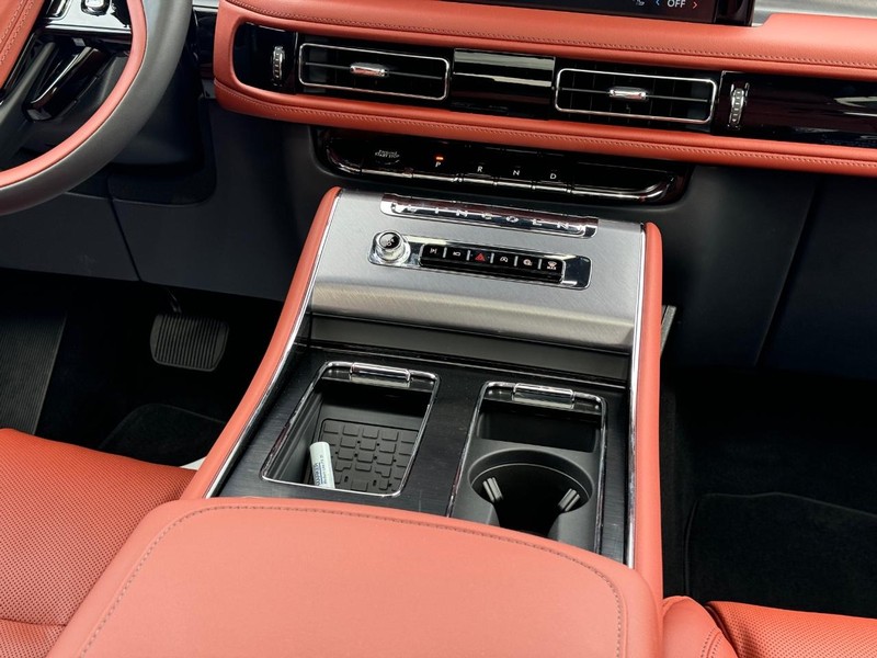 Lincoln Aviator Vehicle Full-screen Gallery Image 19