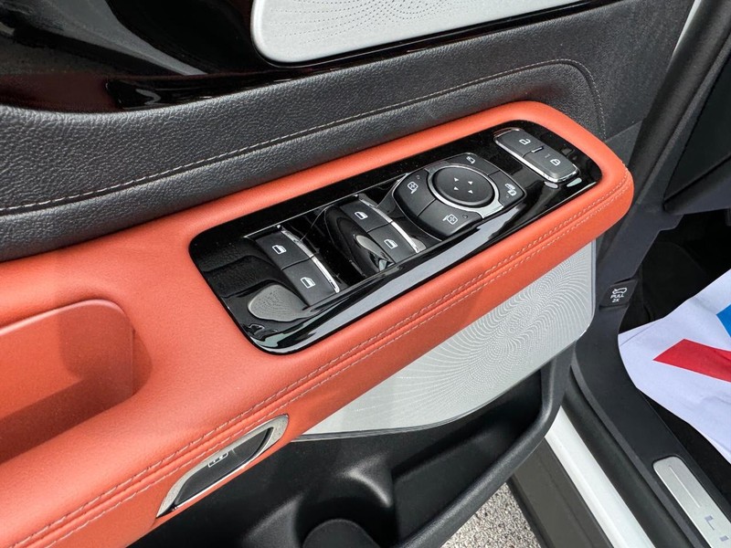 Lincoln Aviator Vehicle Full-screen Gallery Image 21