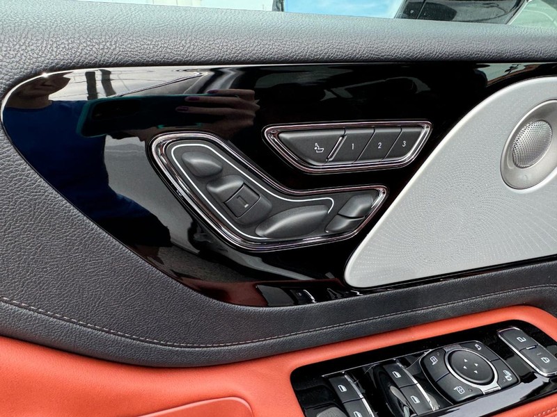 Lincoln Aviator Vehicle Full-screen Gallery Image 22
