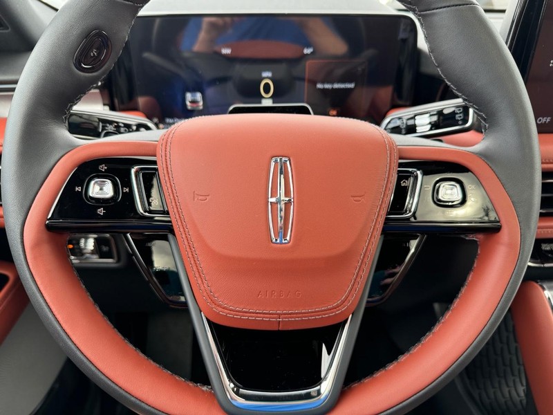 Lincoln Aviator Vehicle Full-screen Gallery Image 23
