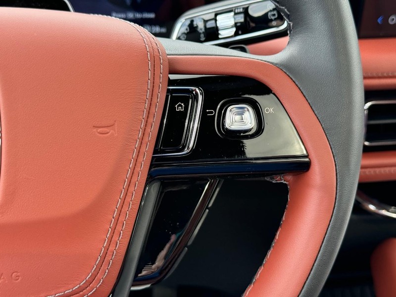 Lincoln Aviator Vehicle Full-screen Gallery Image 25