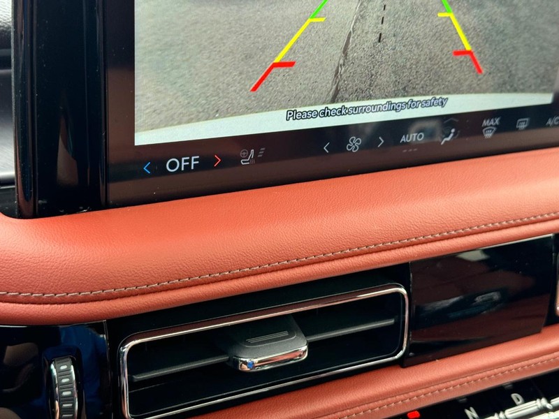 Lincoln Aviator Vehicle Full-screen Gallery Image 26