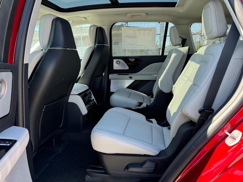 Lincoln Aviator Vehicle Full-screen Gallery Image 11