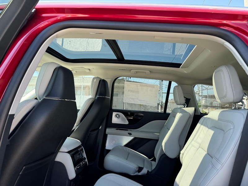 Lincoln Aviator Vehicle Full-screen Gallery Image 12
