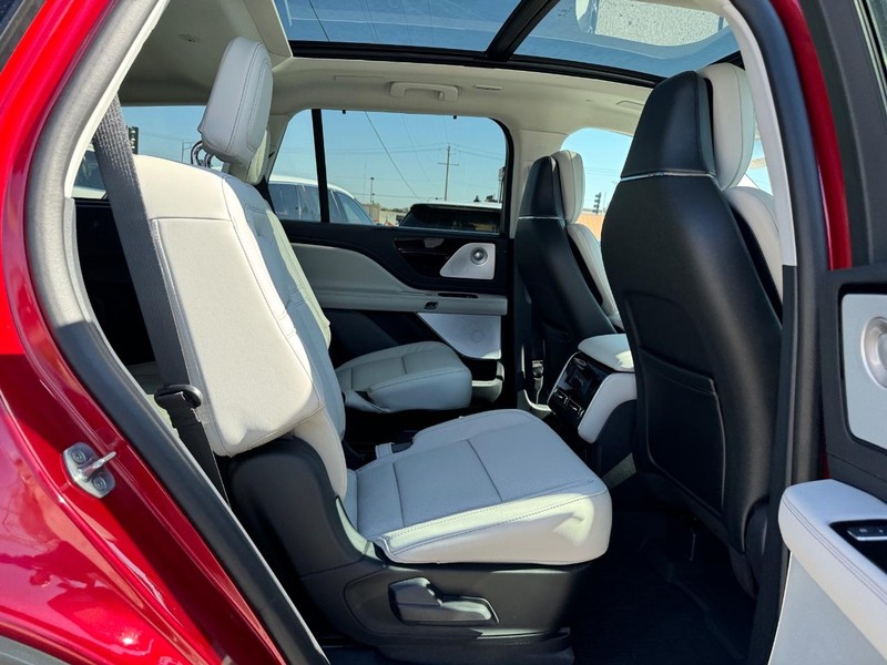 Lincoln Aviator Vehicle Full-screen Gallery Image 15
