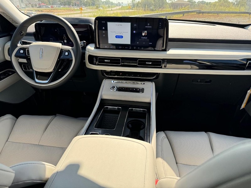 Lincoln Aviator Vehicle Full-screen Gallery Image 16