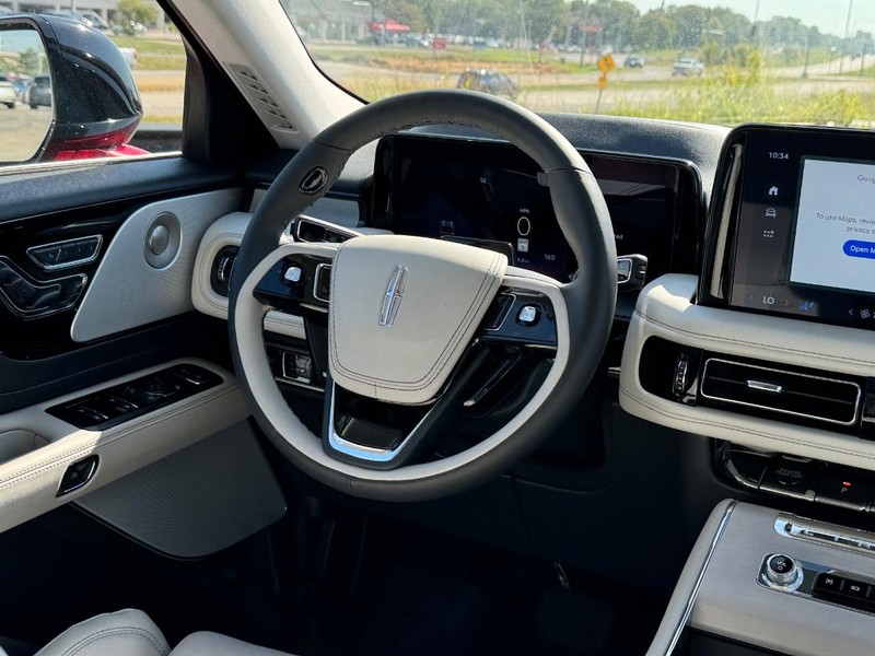 Lincoln Aviator Vehicle Full-screen Gallery Image 17