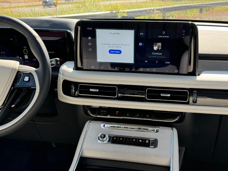 Lincoln Aviator Vehicle Full-screen Gallery Image 18