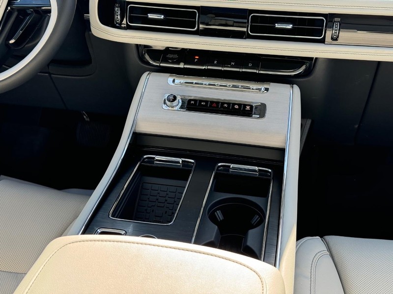 Lincoln Aviator Vehicle Full-screen Gallery Image 19