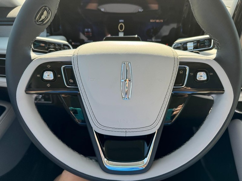 Lincoln Aviator Vehicle Full-screen Gallery Image 23
