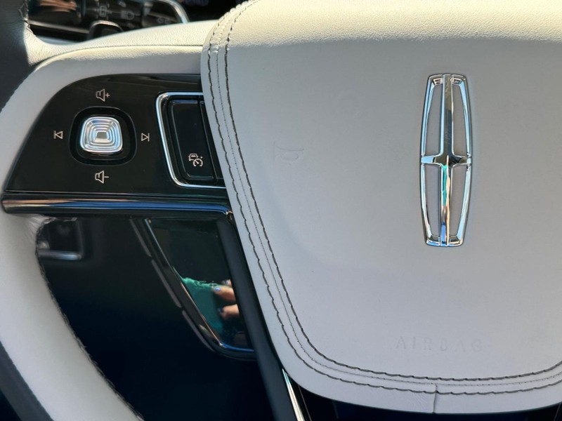 Lincoln Aviator Vehicle Full-screen Gallery Image 24