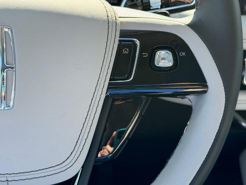 Lincoln Aviator Vehicle Full-screen Gallery Image 25