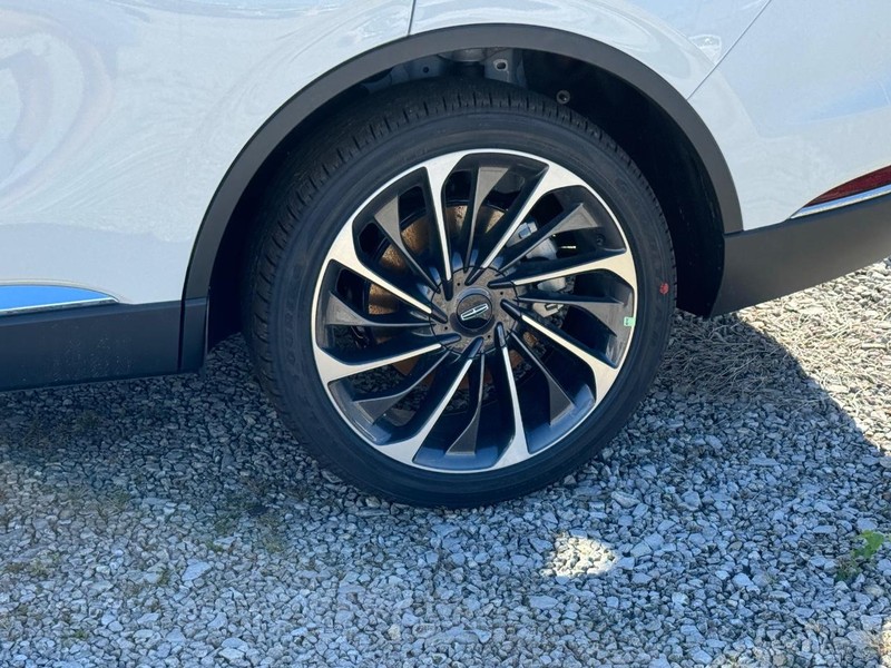 Lincoln Aviator Vehicle Full-screen Gallery Image 10