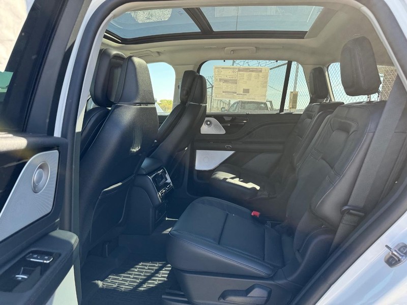Lincoln Aviator Vehicle Full-screen Gallery Image 11