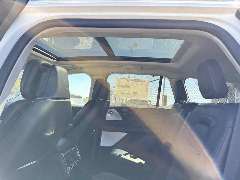 Lincoln Aviator Vehicle Full-screen Gallery Image 12