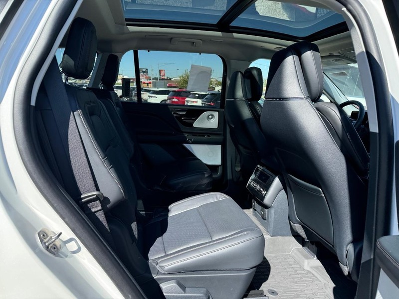 Lincoln Aviator Vehicle Full-screen Gallery Image 14
