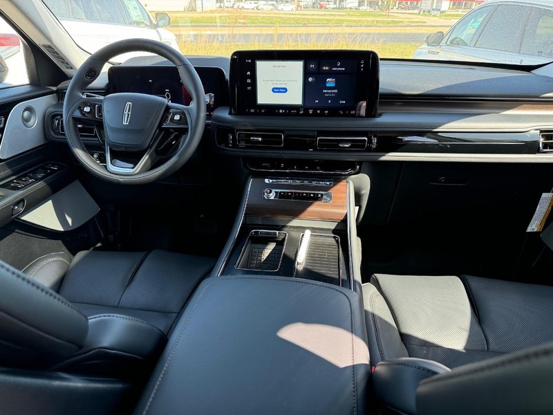 Lincoln Aviator Vehicle Full-screen Gallery Image 15