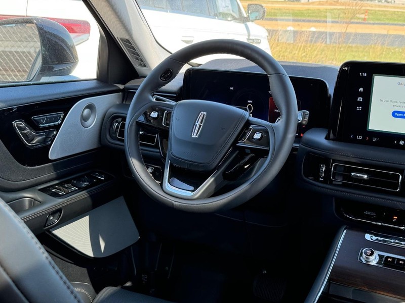 Lincoln Aviator Vehicle Full-screen Gallery Image 16