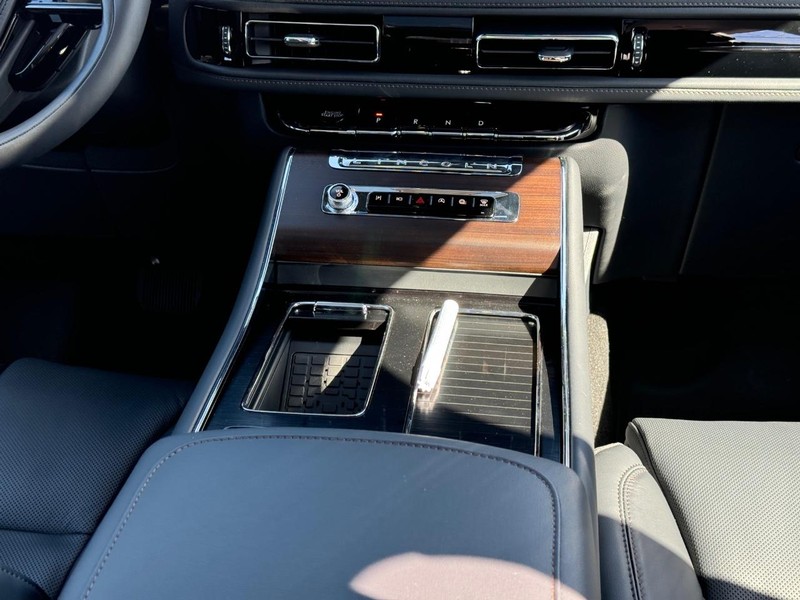 Lincoln Aviator Vehicle Full-screen Gallery Image 18