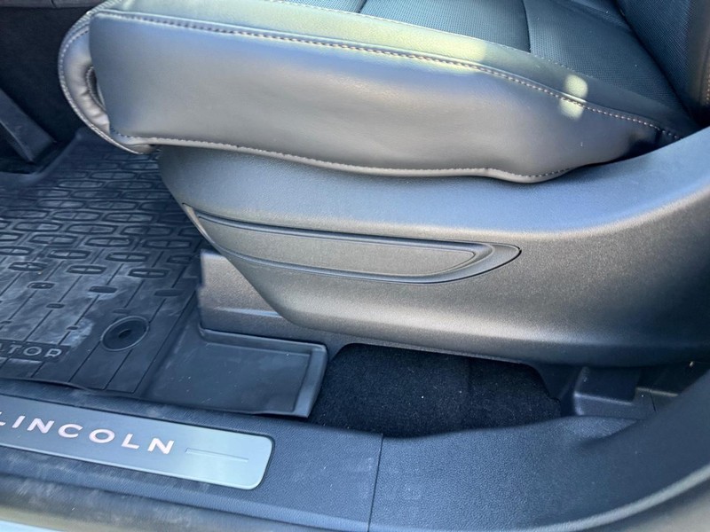 Lincoln Aviator Vehicle Full-screen Gallery Image 19