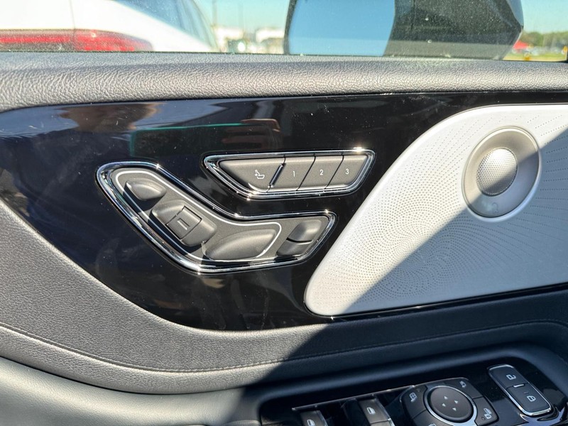 Lincoln Aviator Vehicle Full-screen Gallery Image 21