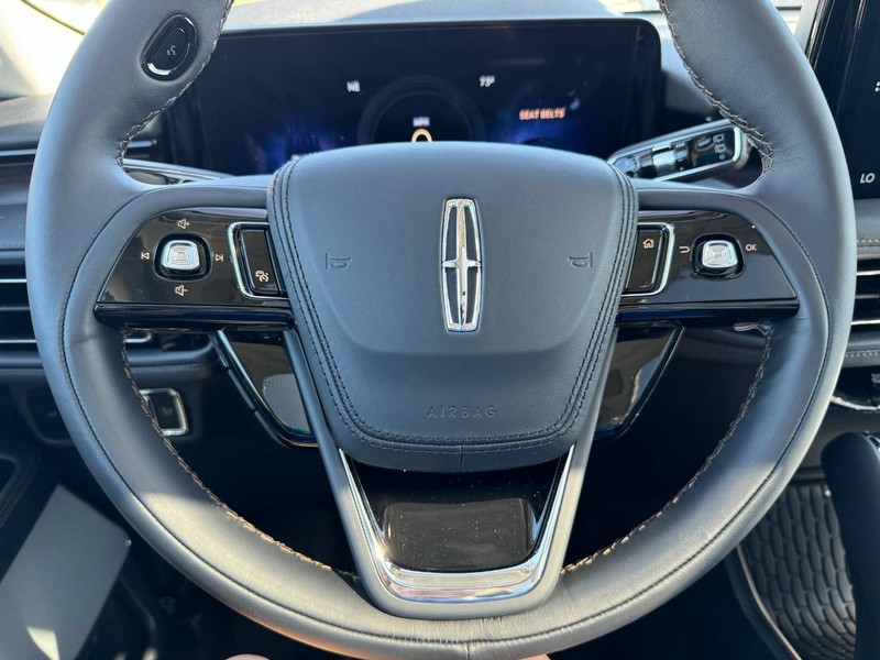 Lincoln Aviator Vehicle Full-screen Gallery Image 22