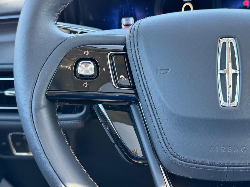 Lincoln Aviator Vehicle Full-screen Gallery Image 23