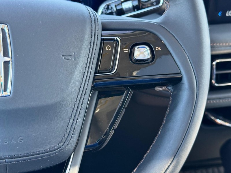 Lincoln Aviator Vehicle Full-screen Gallery Image 24