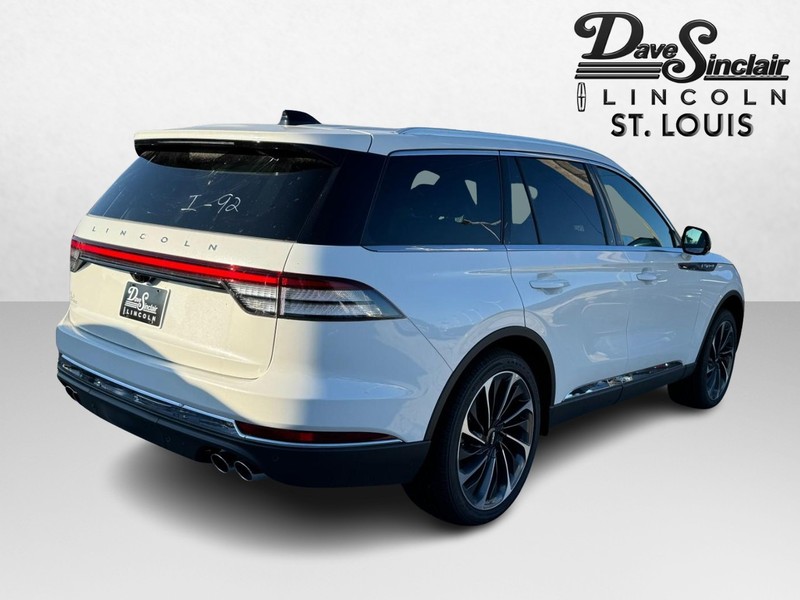 Lincoln Aviator Vehicle Full-screen Gallery Image 05