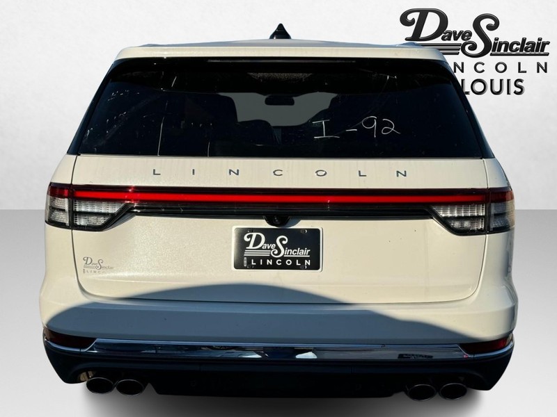 Lincoln Aviator Vehicle Full-screen Gallery Image 06