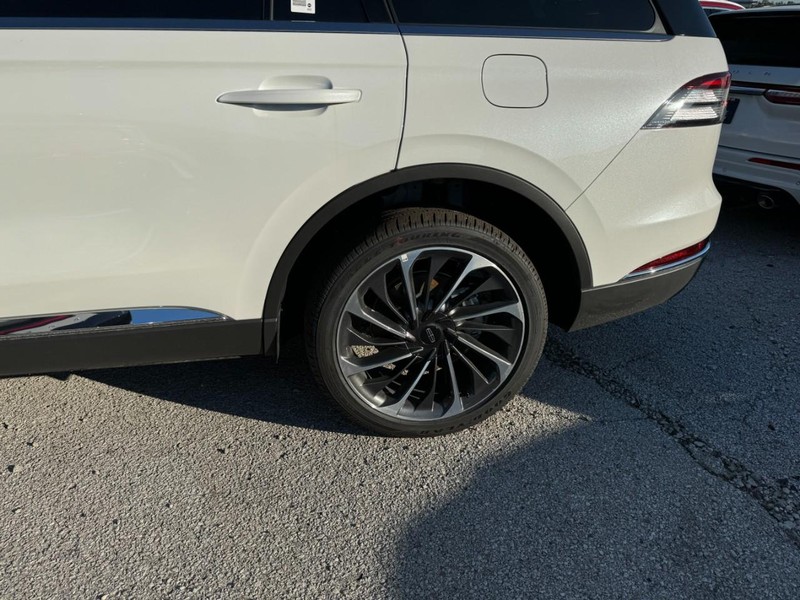 Lincoln Aviator Vehicle Full-screen Gallery Image 10