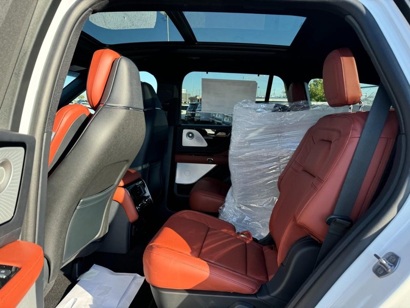 Lincoln Aviator Vehicle Full-screen Gallery Image 11