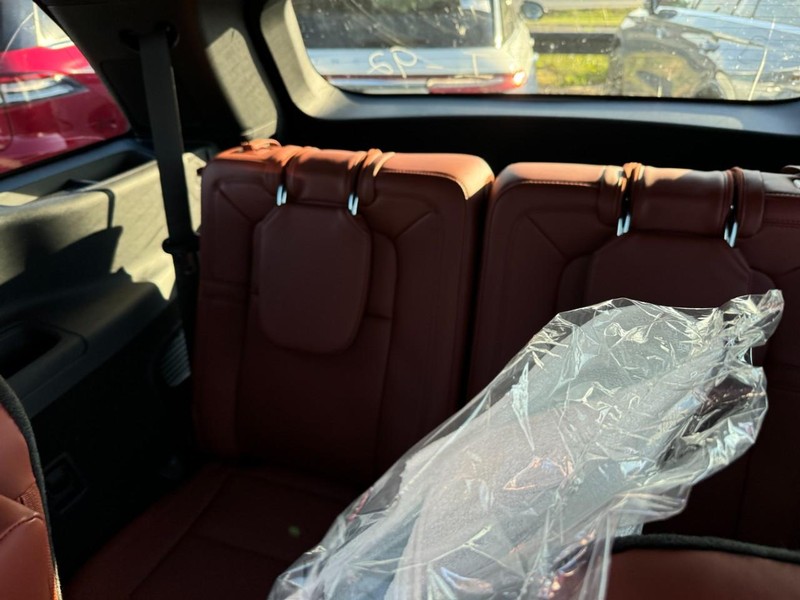 Lincoln Aviator Vehicle Full-screen Gallery Image 14
