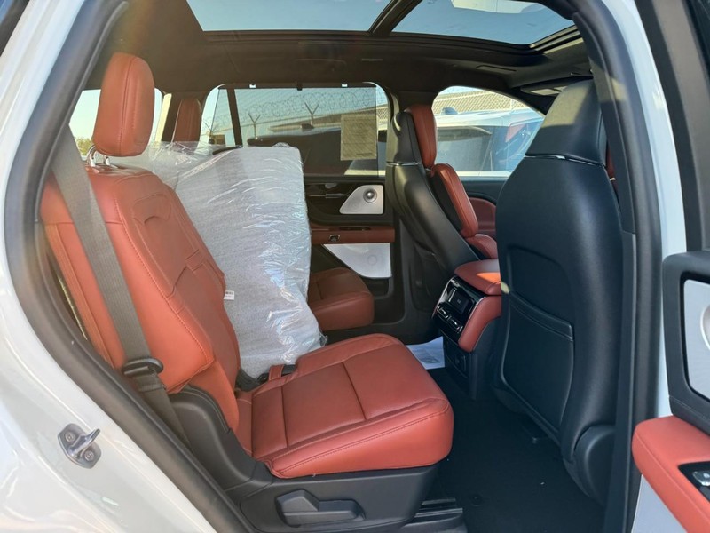 Lincoln Aviator Vehicle Full-screen Gallery Image 15