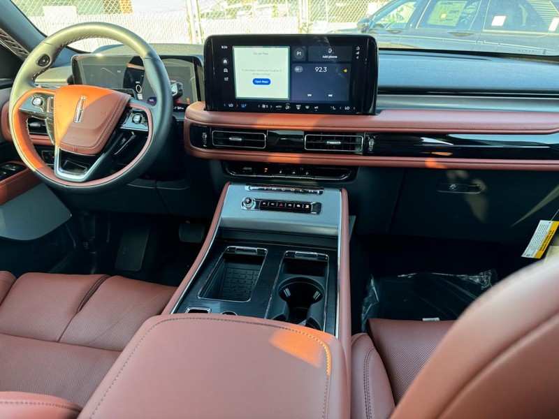 Lincoln Aviator Vehicle Full-screen Gallery Image 16