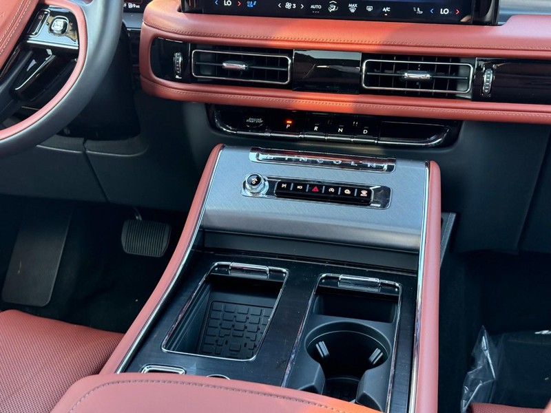 Lincoln Aviator Vehicle Full-screen Gallery Image 19
